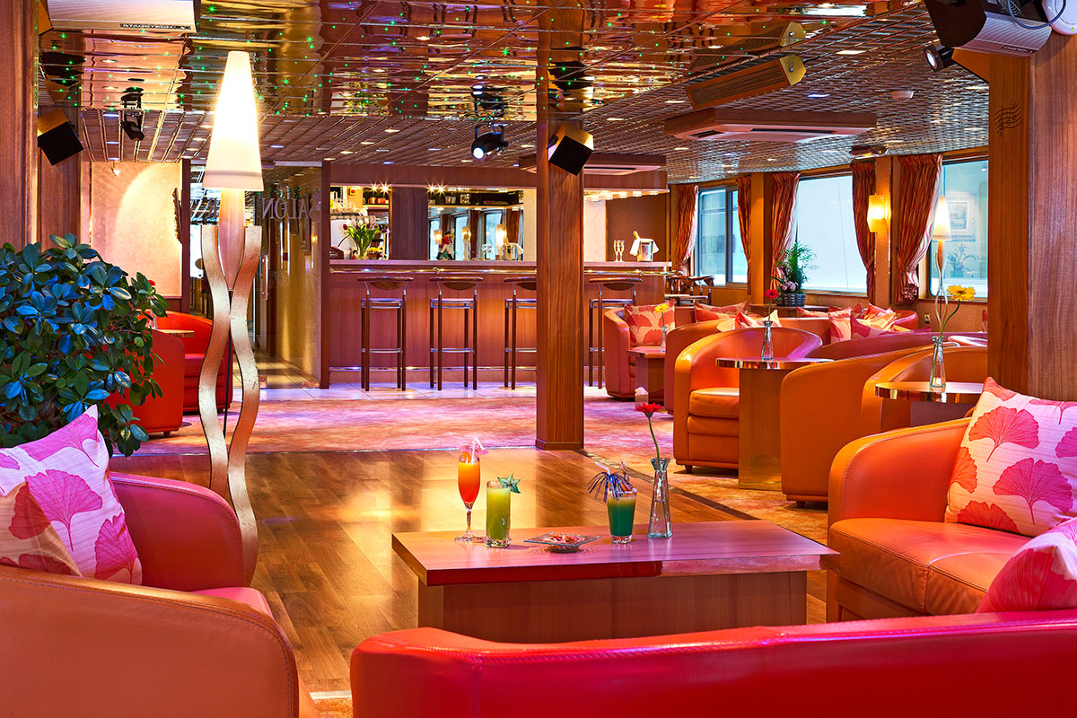 El Lounge principal a bordo del MS L´Europe nos ofrece una deliciosa pista de baile para los más lanzados y unas excelentes vistas en los amplios ventanales que jalonan este gran salón. CRUCEROS MS CROISIEUROPE MS L EUROPE MS EUROPE CRUCEROS FLUVIALES CROISIEUROPE MS EUROPE CRUCEROS FLUVIALES CRUCEROS FLUVIALES DANUBIO CRUCEROS FLUVIALES RHIN CRUCEROS MS EUROPE CRUCEROS POR RIO CRUCEROS BARATOS BIDAIAK CREUERS CRUCEROS EN BARCO PEQUEÑO SMALL SHIP CRUISES RIVER CRUISES CROISIEUROPE RIVER CRUISES CROISIERES CROISIEUROPE BATEAU DANUBE CRUISES RHINE CRUISES CRUCEROS DANUBIO VIENA CRUCEROS BUDAPEST CRUCEROS BRATISLAVA CRUCEROS MELK CRUCEROS ABADIA DE MELK CRUCEROS OFERTAS CRUCEROS FLUVIALES OFERTAS CROISIEUROPE CRUCEROS FLUVIALES OFERTAS #CroisiEurope #MSLEUROPE #MSEUROPE #CRUCEROSFLUVIALES #RIVERCRUISES #CROISIERES #CREUERS #BIDAIAK #CRUCEROSRIO #CURCEROSDANUBIO #CRUCEROSRHIN #CRUCEROSRIN #CRUCEROSPORELDANUBIO #CRUCEROSVIENA #VIENA #BUDAPEST #MELK #WACHAU #DANUBIO #DANUBE #DANUBECRUISES #VIENNA #VIENNACRUISES #BUDAPESTCRUISES #DANUBERIVER #DANUBERIVERCRUISES #EUROPECRUISES #CRUCEOSEUROPA #CRUCEROSCROISIEUROPE